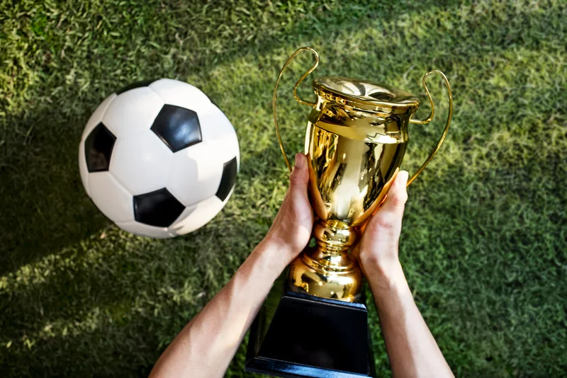 Pemain sepak bola bertanding di lapangan