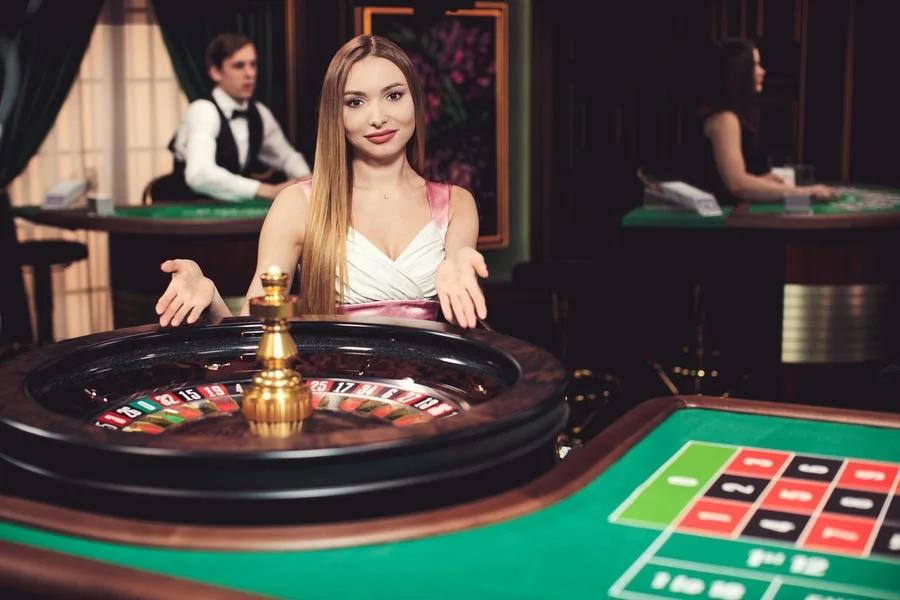 Dealer memandu permainan pada meja kasino live